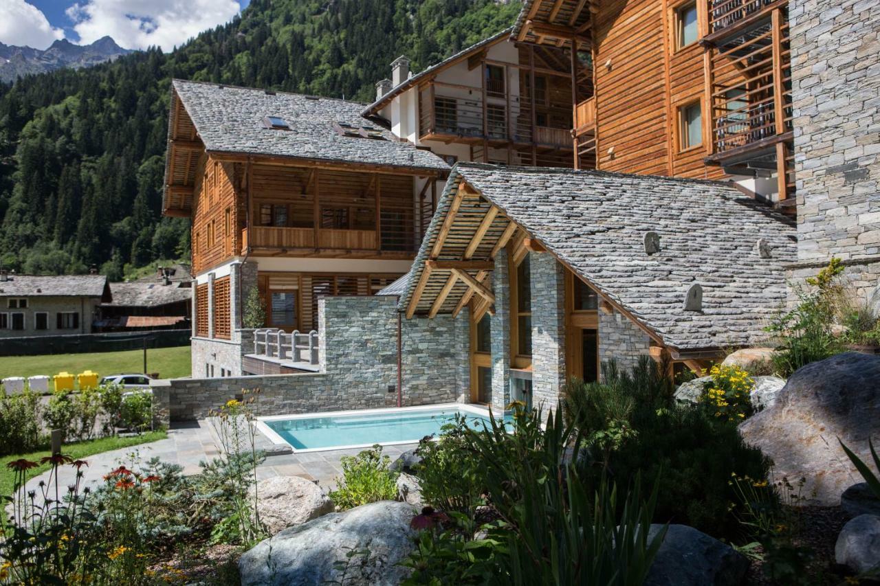 Mountain & Hotel